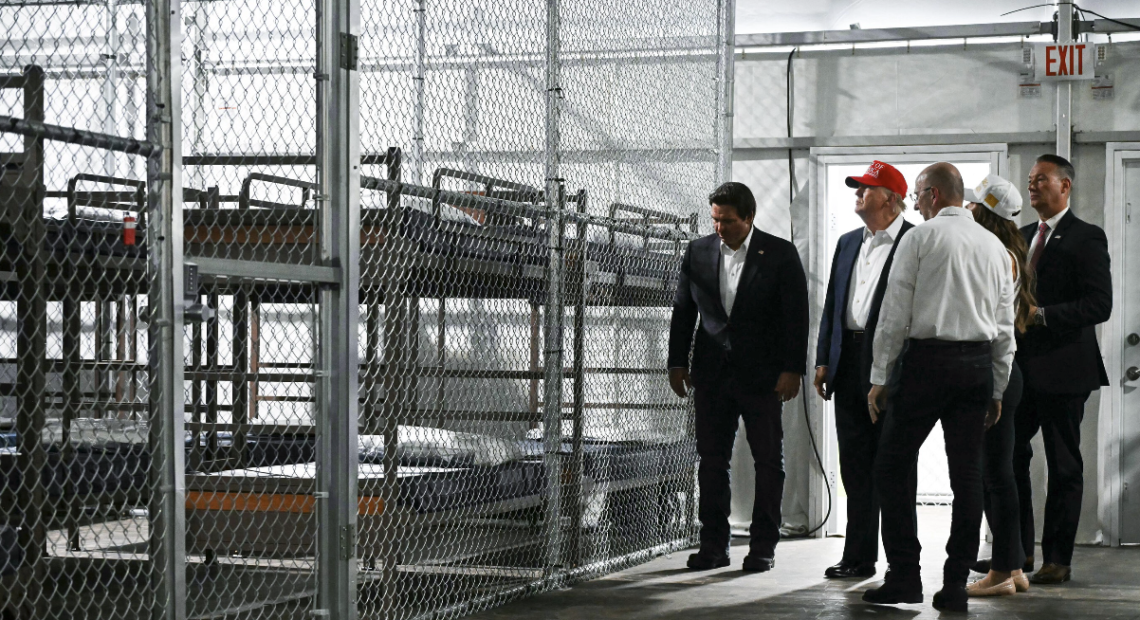 Vista aérea del centro de detención "Alligator Alcatraz" ubicado en medio de los Everglades de Florida, rodeado de pantanos y vegetación densa; se observan estructuras temporales, cercas metálicas y filas de remolques bajo el sol.