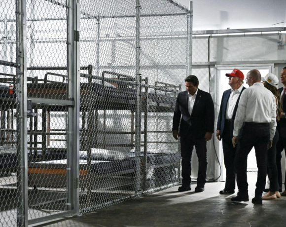 Vista aérea del centro de detención "Alligator Alcatraz" ubicado en medio de los Everglades de Florida, rodeado de pantanos y vegetación densa; se observan estructuras temporales, cercas metálicas y filas de remolques bajo el sol.