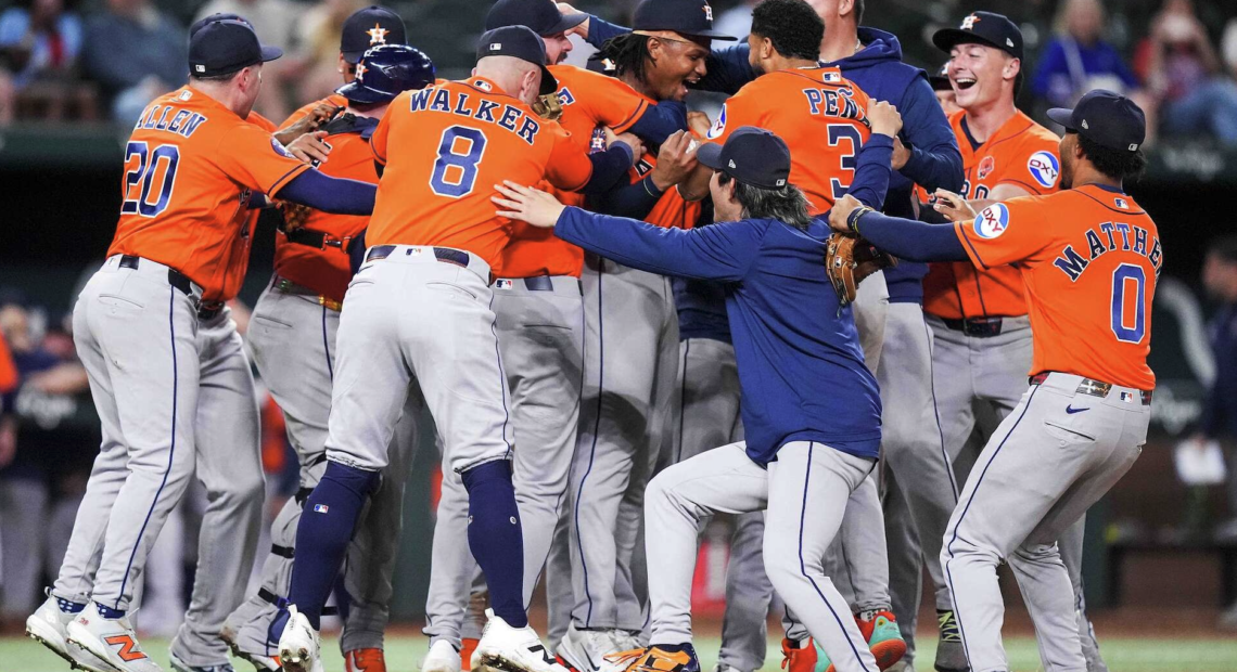 limber Santa, lanzador dominicano de 23 años con uniforme de los Astros de Houston, celebra en el montículo después de completar dos entradas perfectas en su debut de Grandes Ligas, contribuyendo al no-hitter combinado contra los Rangers de Texas.