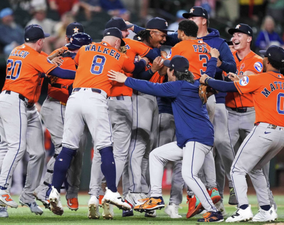 limber Santa, lanzador dominicano de 23 años con uniforme de los Astros de Houston, celebra en el montículo después de completar dos entradas perfectas en su debut de Grandes Ligas, contribuyendo al no-hitter combinado contra los Rangers de Texas.