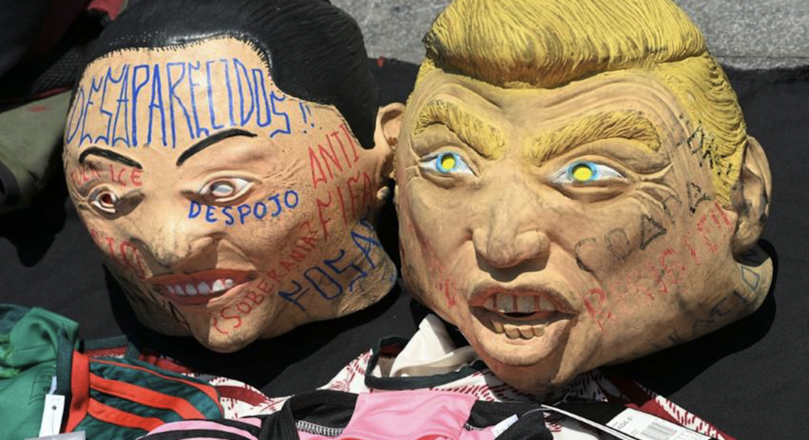 Activistas y familiares de personas desaparecidas en México sostienen pancartas y fotografías de sus seres queridos cerca del Estadio Azteca en Ciudad de México, en una manifestación que busca visibilizar la crisis de desapariciones forzadas antes del inicio del Mundial 2026.