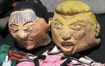 Activistas y familiares de personas desaparecidas en México sostienen pancartas y fotografías de sus seres queridos cerca del Estadio Azteca en Ciudad de México, en una manifestación que busca visibilizar la crisis de desapariciones forzadas antes del inicio del Mundial 2026.