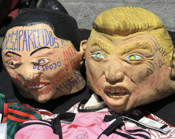 Activistas y familiares de personas desaparecidas en México sostienen pancartas y fotografías de sus seres queridos cerca del Estadio Azteca en Ciudad de México, en una manifestación que busca visibilizar la crisis de desapariciones forzadas antes del inicio del Mundial 2026.