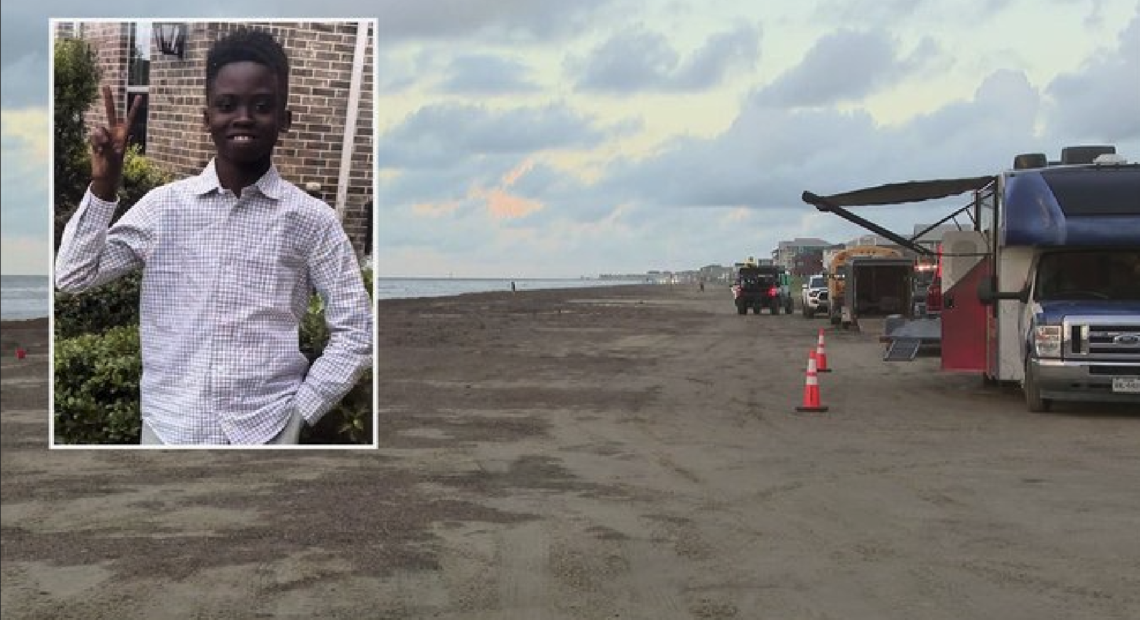 Equipos de rescate de Texas EquuSearch y múltiples agencias buscan en las aguas de Surfside Beach, Texas, utilizando drones, botes y helicópteros mientras continúan los esfuerzos de recuperación para localizar a Joshua Lahai, un niño de 11 años de Richmond que fue arrastrado por una ola el domingo 24 de mayo de 2026.