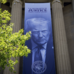 Vista exterior del edificio del Departamento de Justicia de los Estados Unidos en Washington D.C., con la bandera americana ondeando, representando la sede de la polémica decisión de crear el Fondo Anti-Weaponización de $1,800 millones actualmente bloqueado por un tribunal federal.