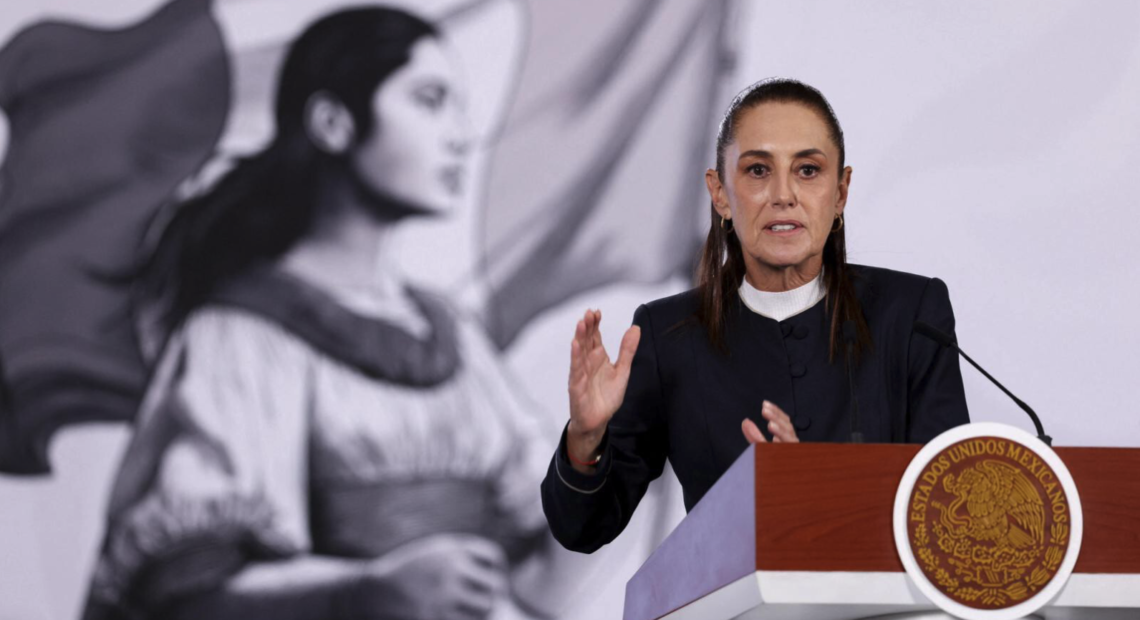La presidenta de México, Claudia Sheinbaum, durante una conferencia de prensa en el Palacio Nacional en la Ciudad de México, con gesto serio, en el contexto del escándalo de corrupción que involucra al gobernador de Sinaloa Rubén Rocha Moya y su presunto vínculo con el Cártel de Sinaloa.
