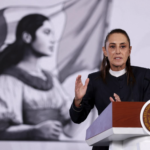 La presidenta de México, Claudia Sheinbaum, durante una conferencia de prensa en el Palacio Nacional en la Ciudad de México, con gesto serio, en el contexto del escándalo de corrupción que involucra al gobernador de Sinaloa Rubén Rocha Moya y su presunto vínculo con el Cártel de Sinaloa.