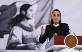 La presidenta de México, Claudia Sheinbaum, durante una conferencia de prensa en el Palacio Nacional en la Ciudad de México, con gesto serio, en el contexto del escándalo de corrupción que involucra al gobernador de Sinaloa Rubén Rocha Moya y su presunto vínculo con el Cártel de Sinaloa.