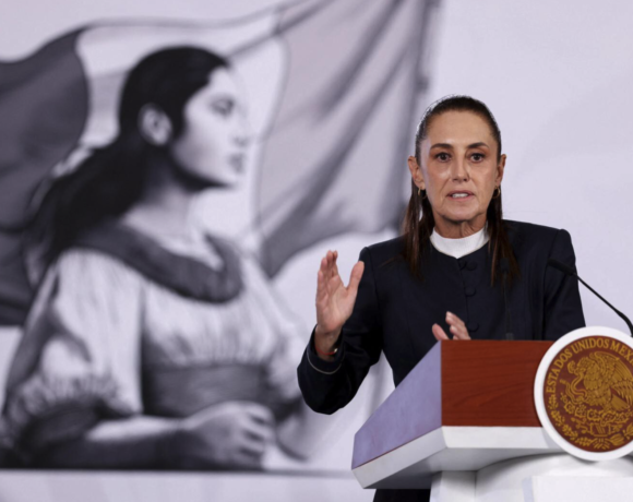 La presidenta de México, Claudia Sheinbaum, durante una conferencia de prensa en el Palacio Nacional en la Ciudad de México, con gesto serio, en el contexto del escándalo de corrupción que involucra al gobernador de Sinaloa Rubén Rocha Moya y su presunto vínculo con el Cártel de Sinaloa.