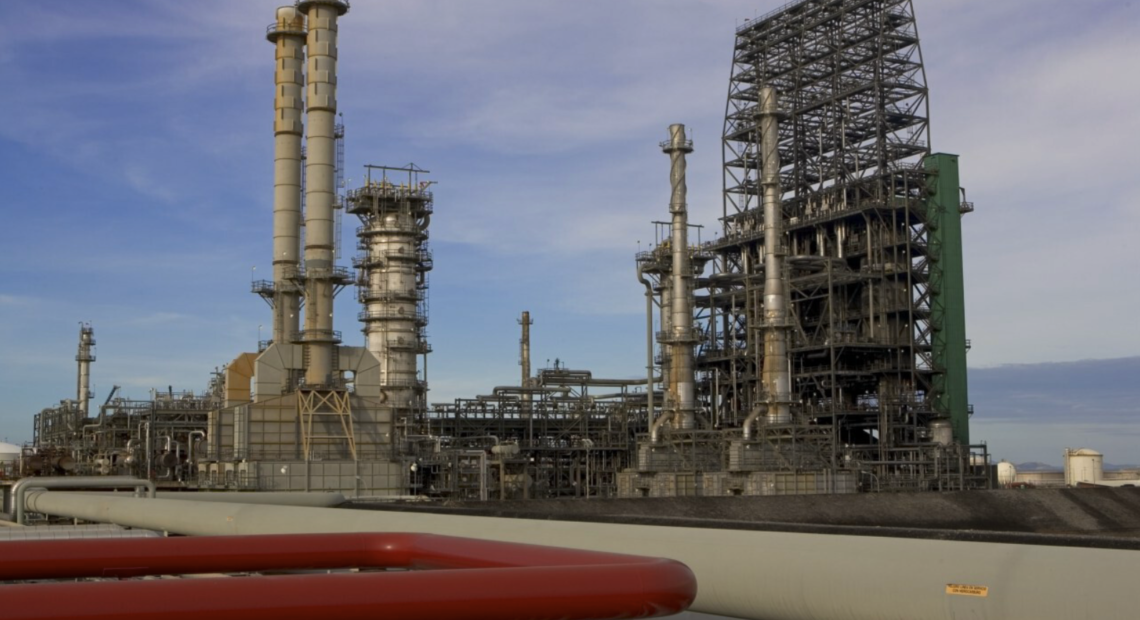 Instalaciones petroleras en la Faja del Orinoco en Venezuela, con torres de extracción de petróleo pesado bajo un cielo nublado, representando las vastas reservas de crudo venezolano que ExxonMobil negocia explotar nuevamente casi 20 años después de su expulsión durante la era de Hugo Chávez.