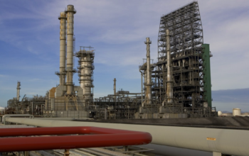 Instalaciones petroleras en la Faja del Orinoco en Venezuela, con torres de extracción de petróleo pesado bajo un cielo nublado, representando las vastas reservas de crudo venezolano que ExxonMobil negocia explotar nuevamente casi 20 años después de su expulsión durante la era de Hugo Chávez.