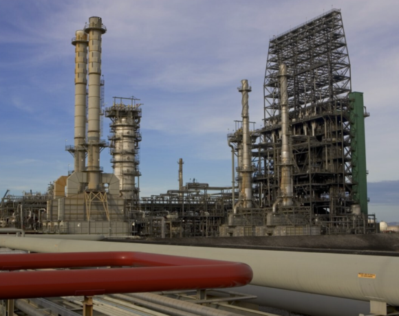 Instalaciones petroleras en la Faja del Orinoco en Venezuela, con torres de extracción de petróleo pesado bajo un cielo nublado, representando las vastas reservas de crudo venezolano que ExxonMobil negocia explotar nuevamente casi 20 años después de su expulsión durante la era de Hugo Chávez.