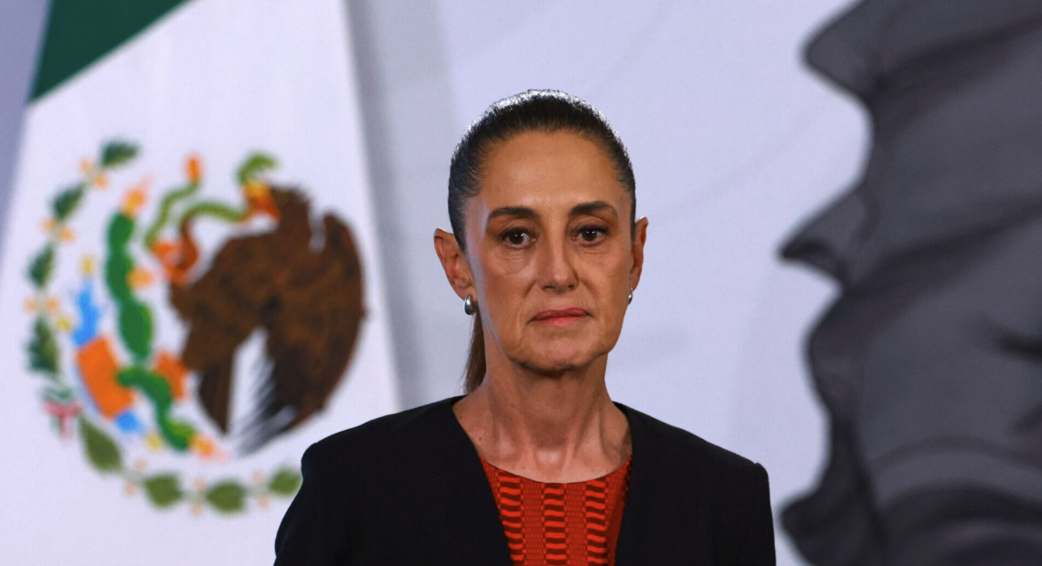 Vista del Palacio Legislativo de San Lázaro en la Ciudad de México durante una sesión extraordinaria del Congreso, con legisladores de Morena y la oposición debatiendo la polémica reforma constitucional que permite anular elecciones por injerencia extranjera, en medio de un ambiente político tenso y dividido.