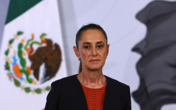 Vista del Palacio Legislativo de San Lázaro en la Ciudad de México durante una sesión extraordinaria del Congreso, con legisladores de Morena y la oposición debatiendo la polémica reforma constitucional que permite anular elecciones por injerencia extranjera, en medio de un ambiente político tenso y dividido.