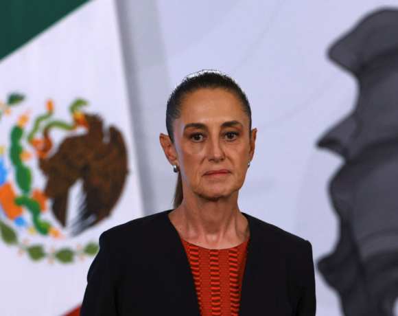 Vista del Palacio Legislativo de San Lázaro en la Ciudad de México durante una sesión extraordinaria del Congreso, con legisladores de Morena y la oposición debatiendo la polémica reforma constitucional que permite anular elecciones por injerencia extranjera, en medio de un ambiente político tenso y dividido.