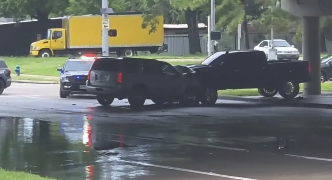 Escena del crimen cerca de la intersección de la Interestatal 610 y Airline Drive en Houston, Texas, con unidades policiales del Condado de Harris y cinta de restricción amarilla rodeando el área donde una camioneta robada fue recuperada antes de un fatal tiroteo.