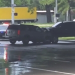 Escena del crimen cerca de la intersección de la Interestatal 610 y Airline Drive en Houston, Texas, con unidades policiales del Condado de Harris y cinta de restricción amarilla rodeando el área donde una camioneta robada fue recuperada antes de un fatal tiroteo.