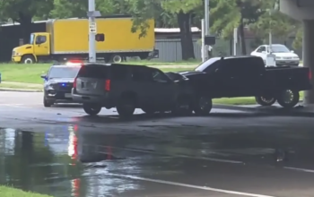 Escena del crimen cerca de la intersección de la Interestatal 610 y Airline Drive en Houston, Texas, con unidades policiales del Condado de Harris y cinta de restricción amarilla rodeando el área donde una camioneta robada fue recuperada antes de un fatal tiroteo.
