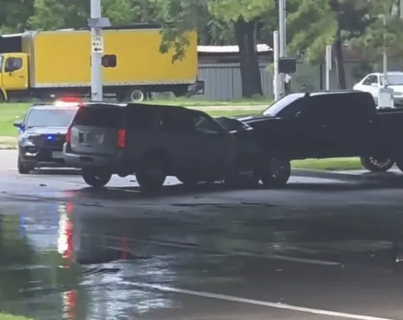Escena del crimen cerca de la intersección de la Interestatal 610 y Airline Drive en Houston, Texas, con unidades policiales del Condado de Harris y cinta de restricción amarilla rodeando el área donde una camioneta robada fue recuperada antes de un fatal tiroteo.