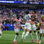 os jugadores de la selección masculina de Estados Unidos celebran uno de sus cuatro goles ante Paraguay en el SoFi Stadium de Inglewood, California, durante su debut en el Mundial 2026, rodeados de miles de aficionados con banderas americanas.